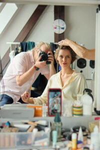Behind the Scenes Fotos (BTS) mit der Schauspielerin Gioia Osthoff während des Shootings mit dem Schauspielerfotograf Dieter Düvelmeyer