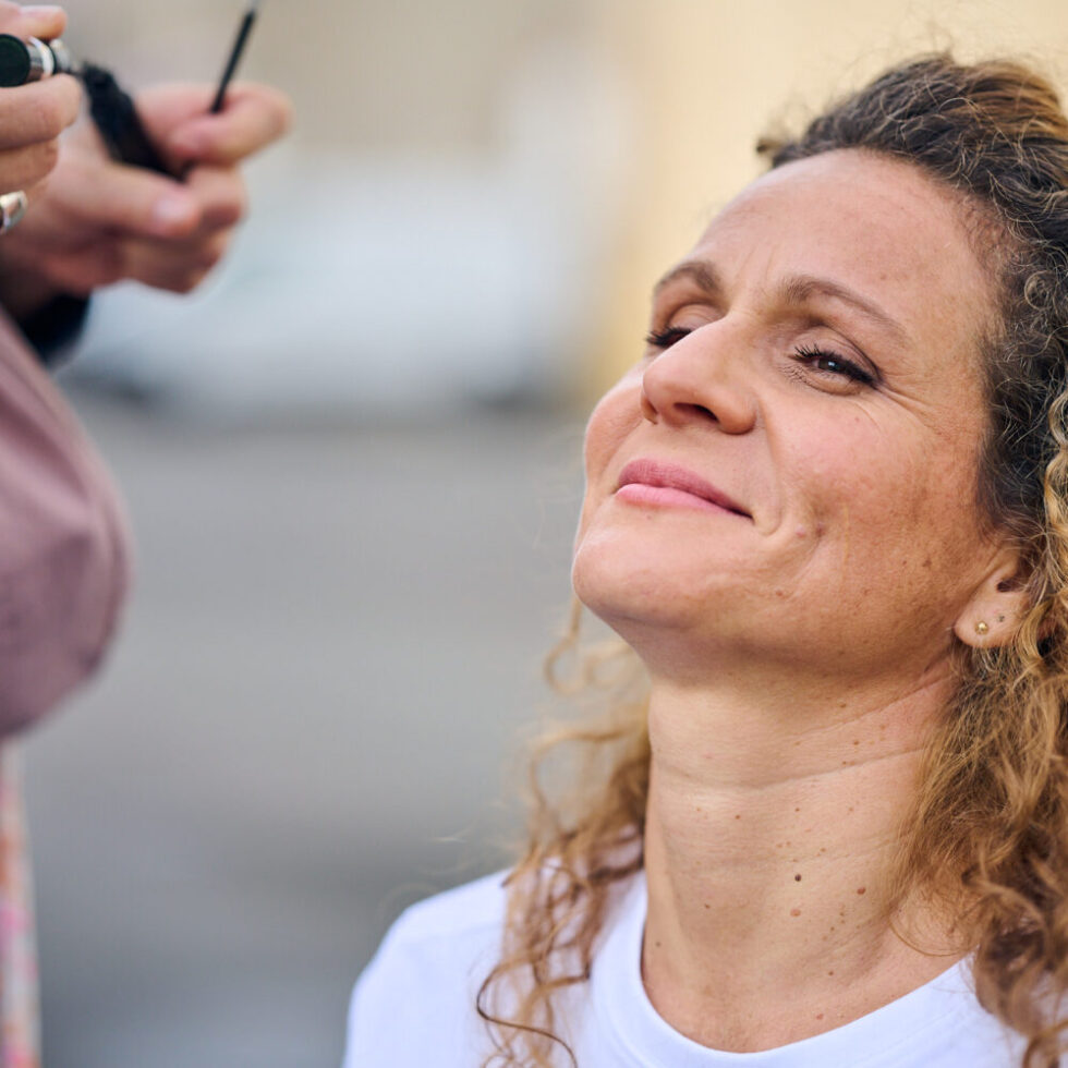 Schauspielerin Liudmilla Valdivia Diaz wird von Bi für die nächsten Fotos geschminkt, #BTS